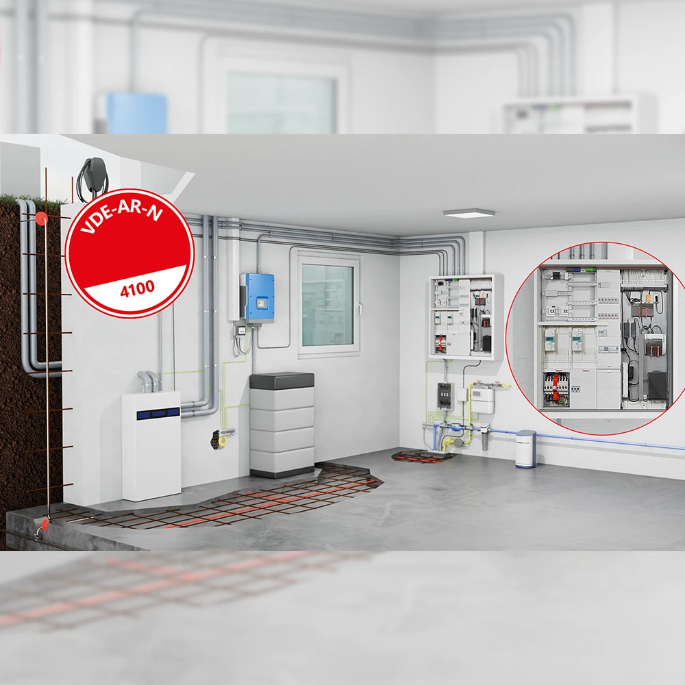 Technikraum mit elektrischen Anlagen, Rohrleitungen und einem an der Wand montierten blauen Gerät. Ein roter Kreis hebt ein geöffnetes Bedienfeld hervor. Auf einem roten Etikett steht „VDE-AR-N 4100“.