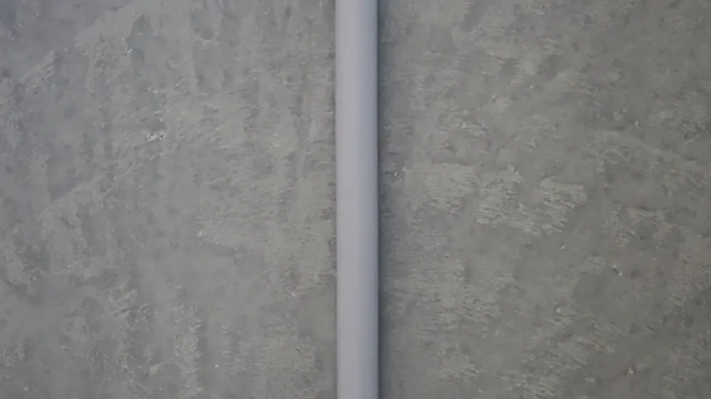 HVI light plus mit Betonwand als Hintergrund
