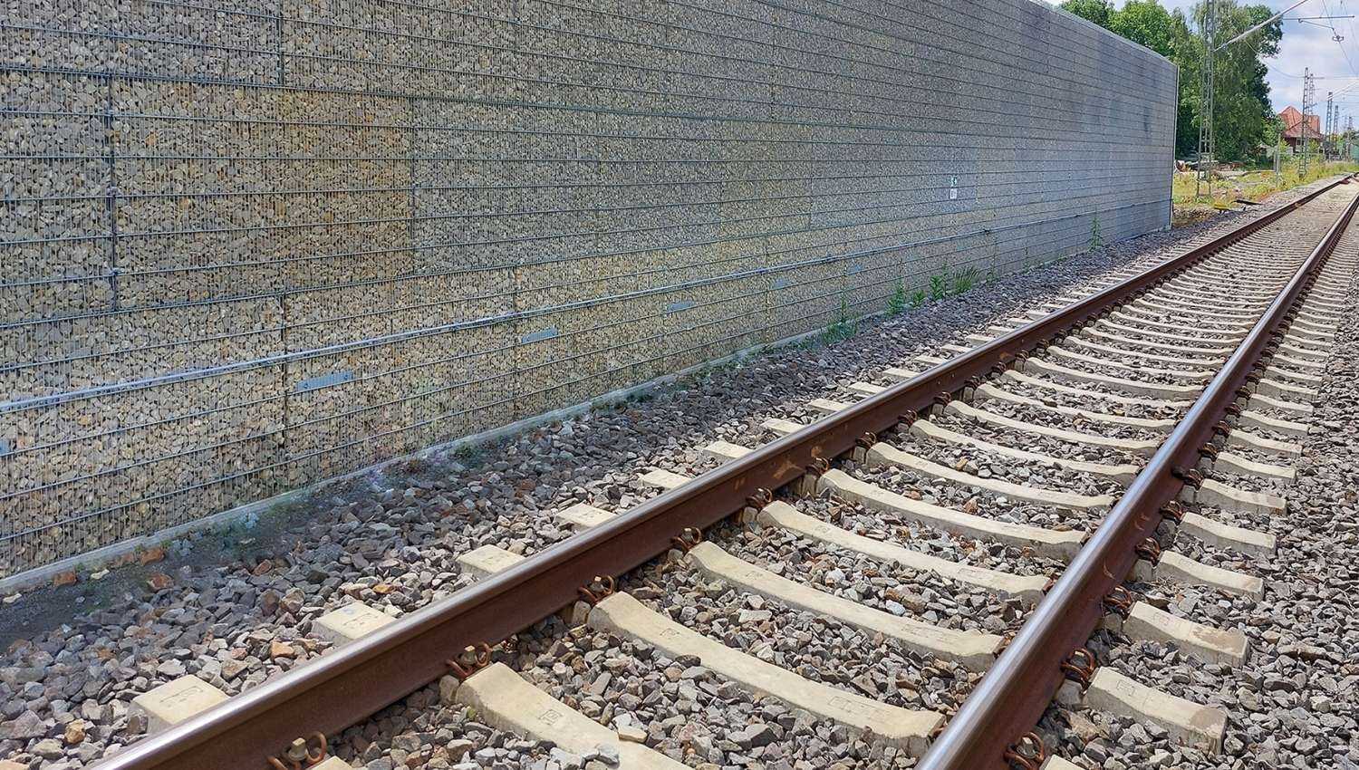 Lärmschutzwände der Bahn erden