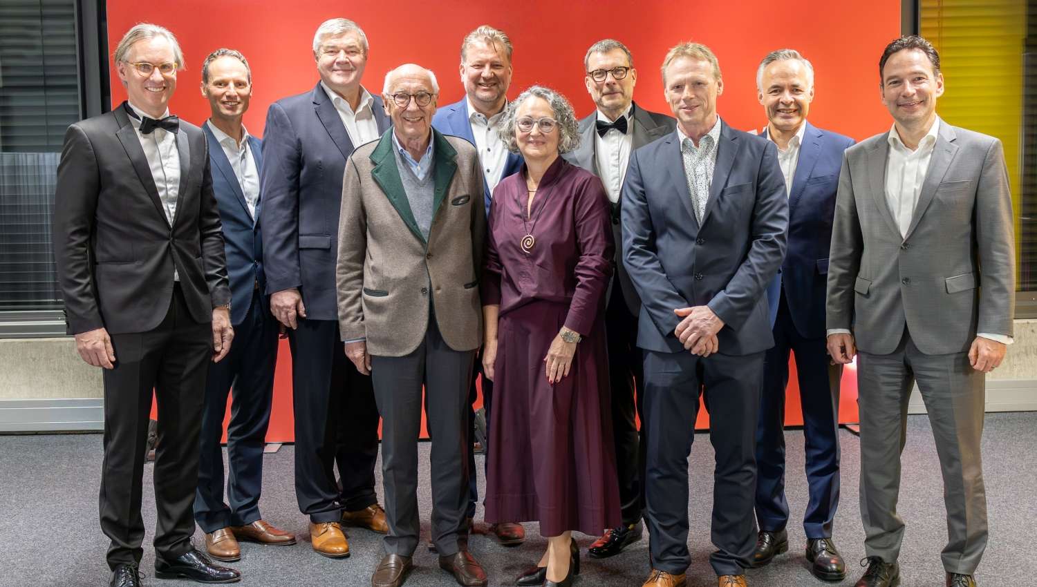 Zwei der insgesamt vier Jubilare, die sogar auf 45 Jahre bei DEHN zurückblicken können: Elisabeth Schön (vorne Mitte) und Thomas Stöckl (dritter von rechts) - zusammen mit den Vorständen der DEHN SE, der Geschäftsführung der DEHN INSTATEC und Thomas Dehn.