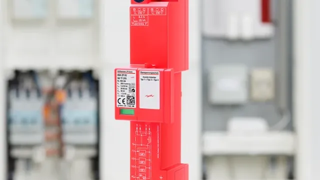 Rotes elektronisches Gerät mit Anschlüssen in technischer Umgebung.