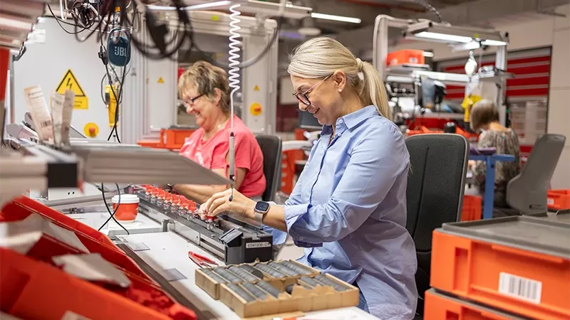 Elektronikmontage an Fertigungslinie in moderner Fabrik