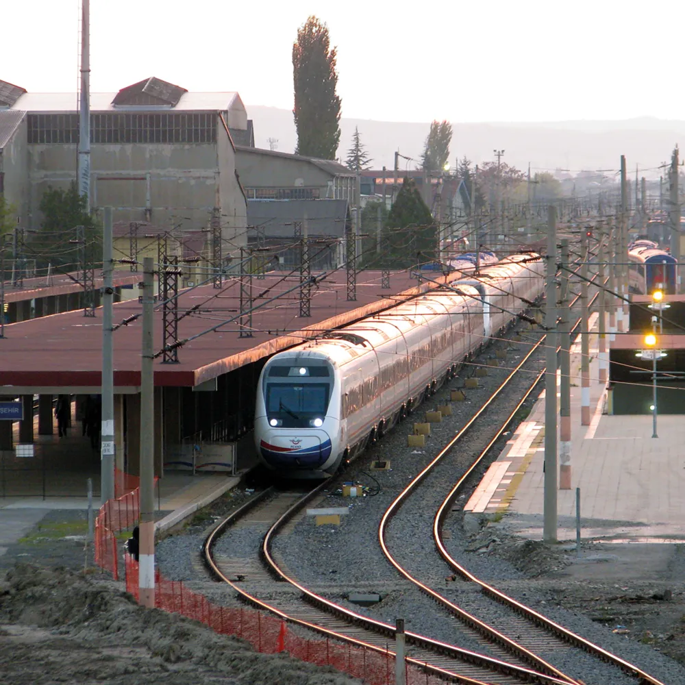 Ein Zug steht an einem Bahnhof. 