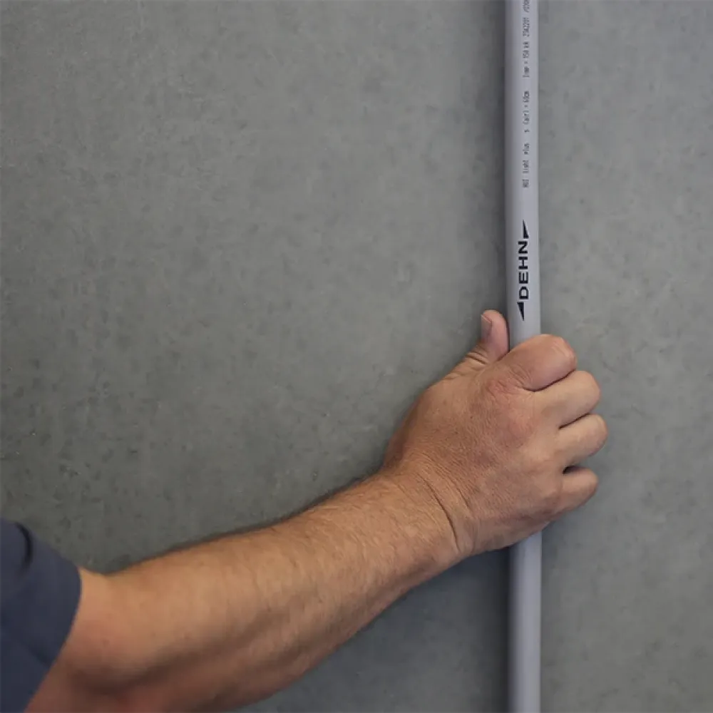 Eine Hand hält eine HVI light plus Leitung