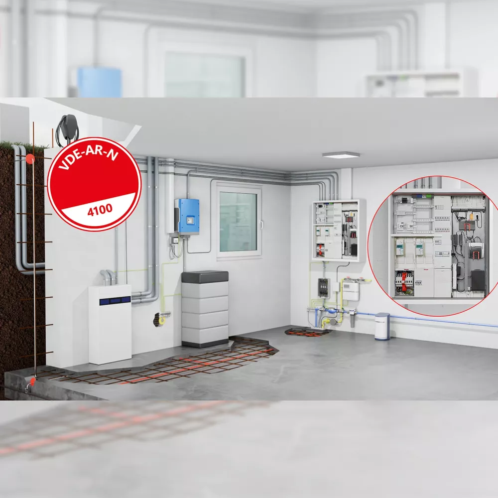 Technikraum mit elektrischen Anlagen, Rohrleitungen und einem an der Wand montierten blauen Gerät. Ein roter Kreis markiert eine geöffnete Schalttafel. Auf einem roten Etikett steht „VDE-AR-N 4100“.