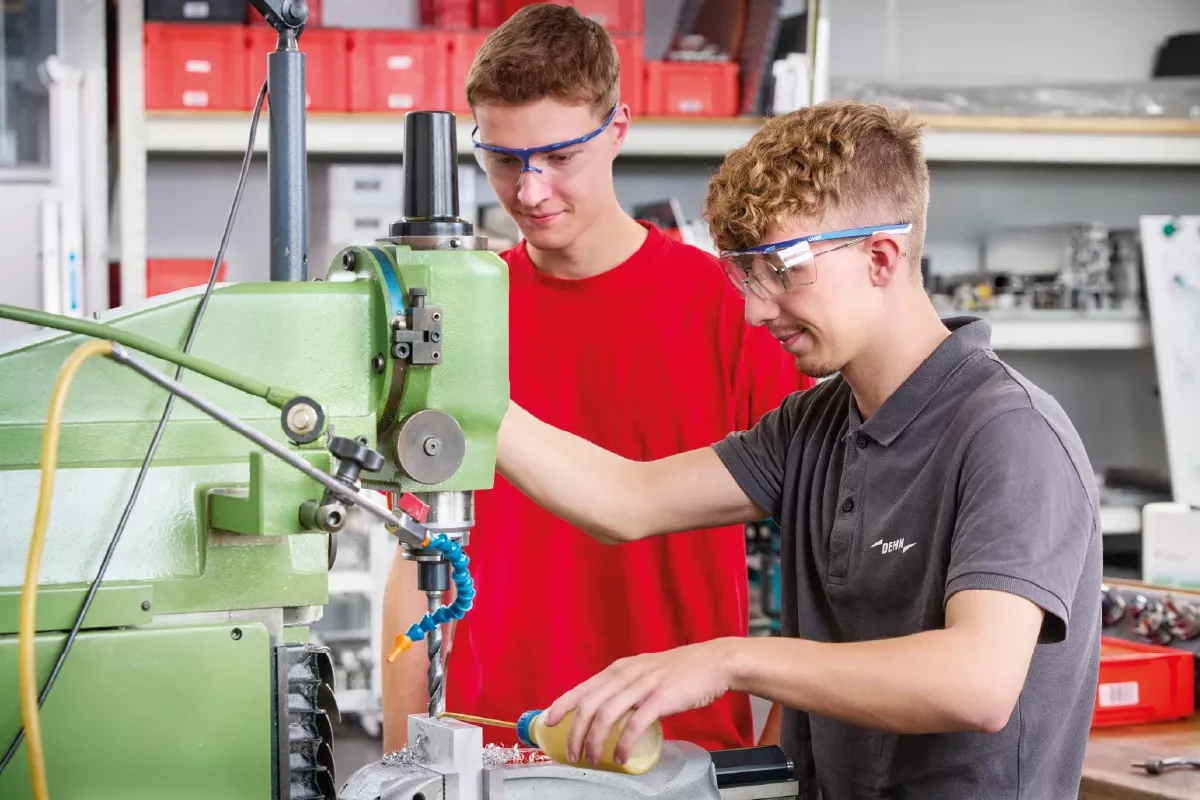 Mitarbeiter, die in der Werkstatt arbeiten