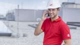 Techniker spricht am Smartphone